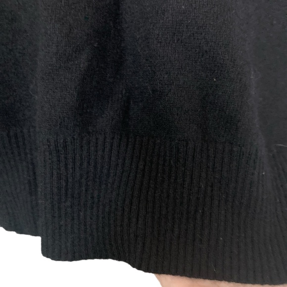 AQUA Cashmere V-Neck Cashmere Sweater (Black) - Picture 6 of 6